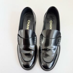 Chanel 23S Classic Penny Loafers Black Patent Leather Logo Heel Moccasins EU39.5